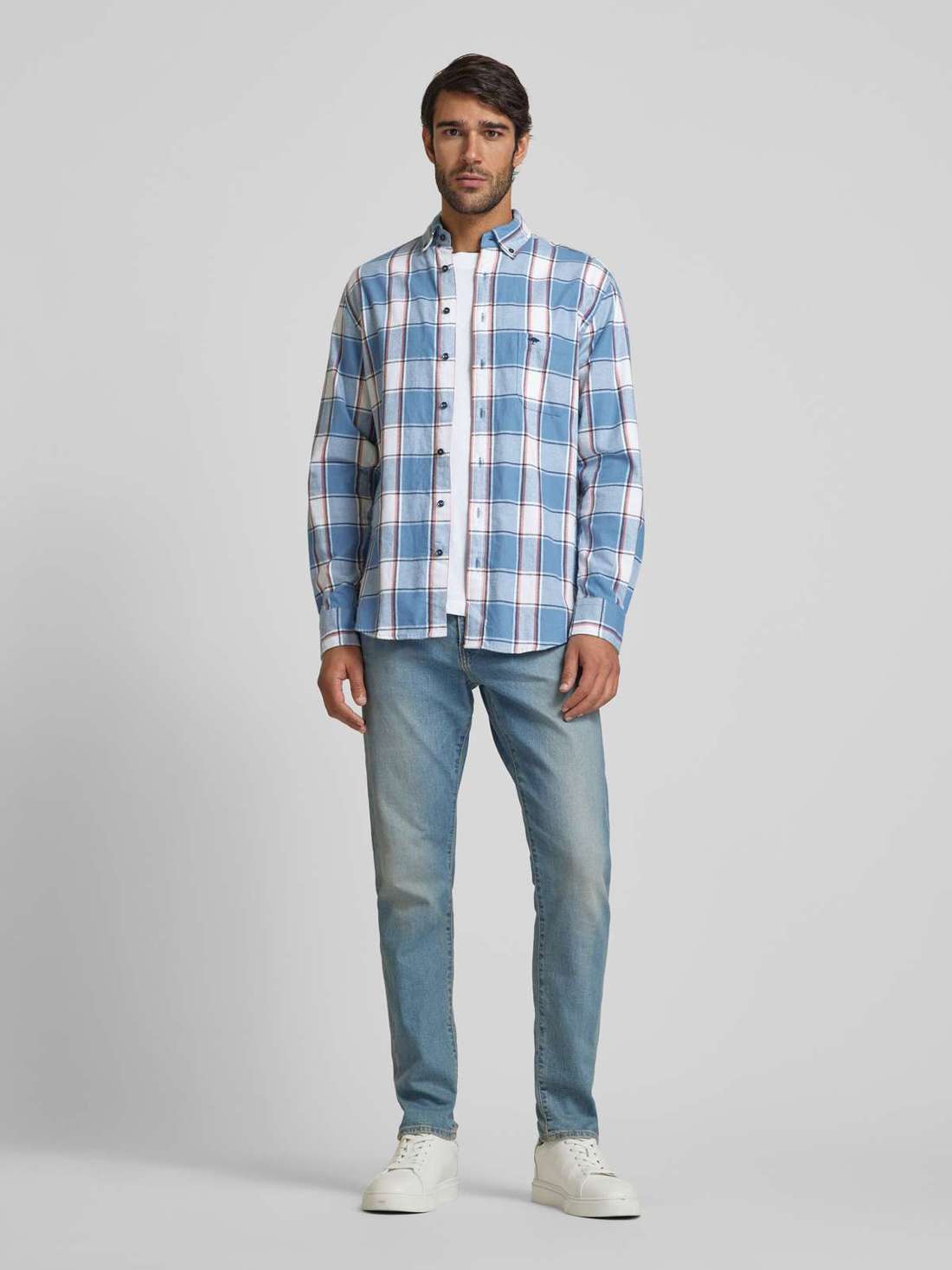 Повседневная рубашка стандартного кроя с нагрудным карманом