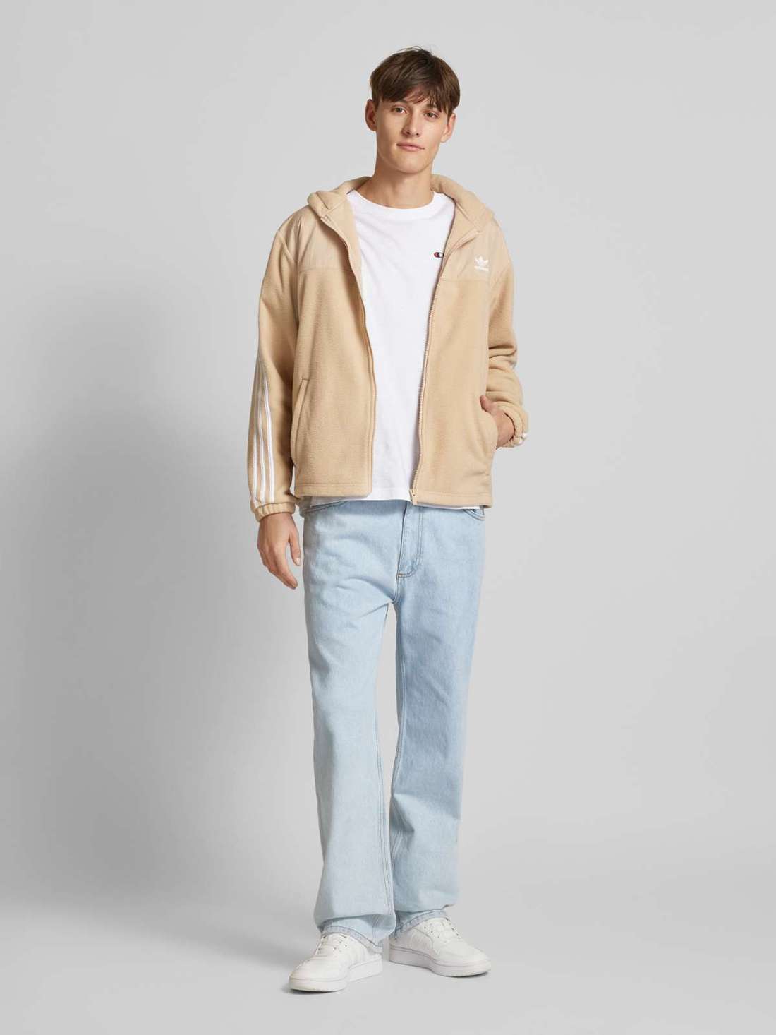 Флисовая куртка с пришитыми этикетками и боковыми карманами