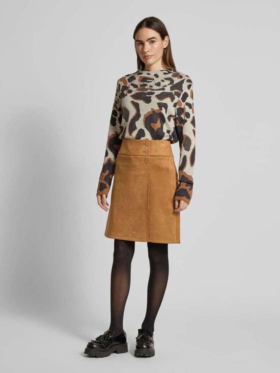 Юбка длиной до колена с разделительными швами