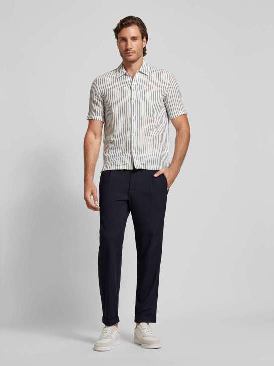 Брюки зауженного кроя с задними карманами