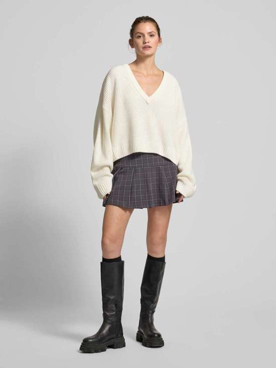 Укороченный вязаный свитер с ребристыми манжетами