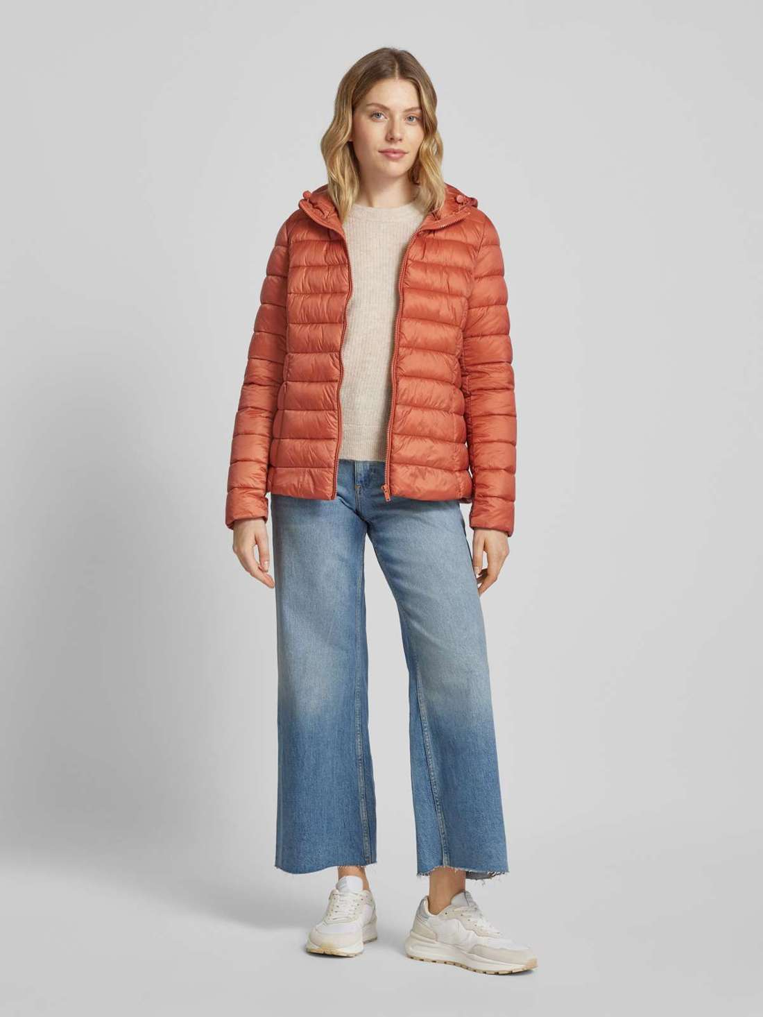 Стеганая куртка обычного кроя с капюшоном