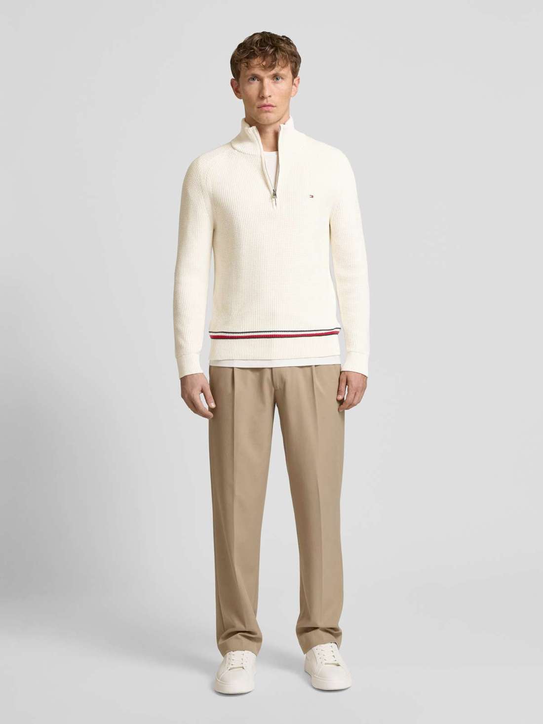 Вязаный свитер с пришивкой этикеток