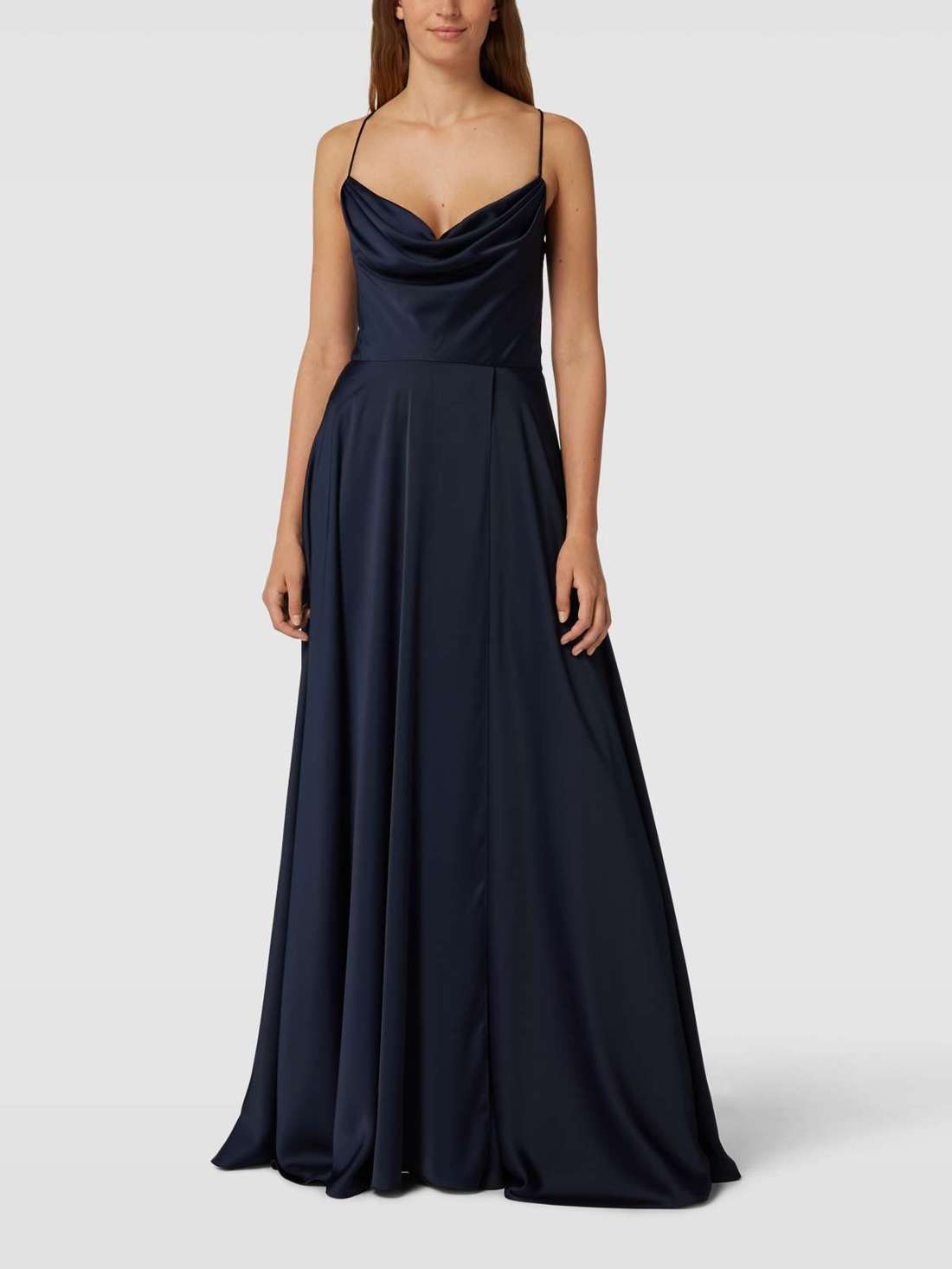 Вечернее платье с воротником-хомутом