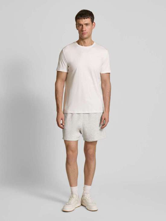 Спортивные шорты стандартного кроя с принтом этикетки KODYTOWN