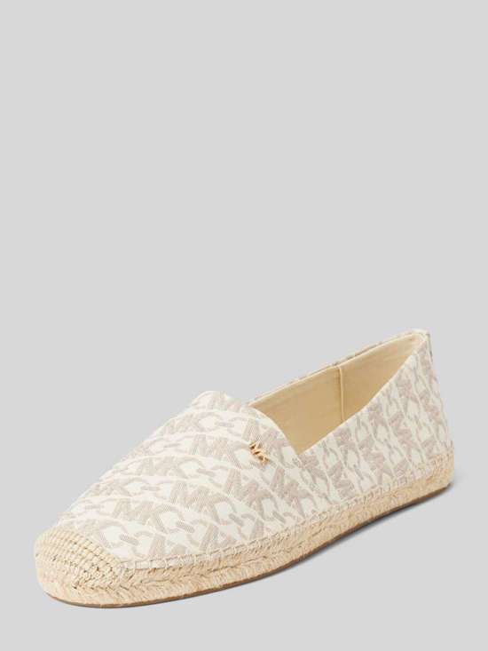 Эспадрильи с лейблами по всей поверхности. KENDRICK