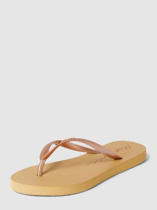 Шлепки с этикеткой