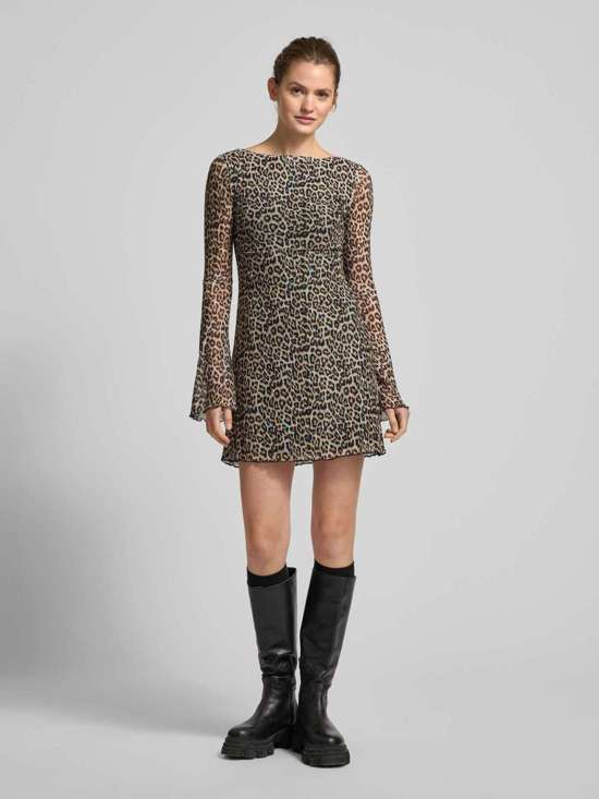 Платье мини с вырезом лодочкой