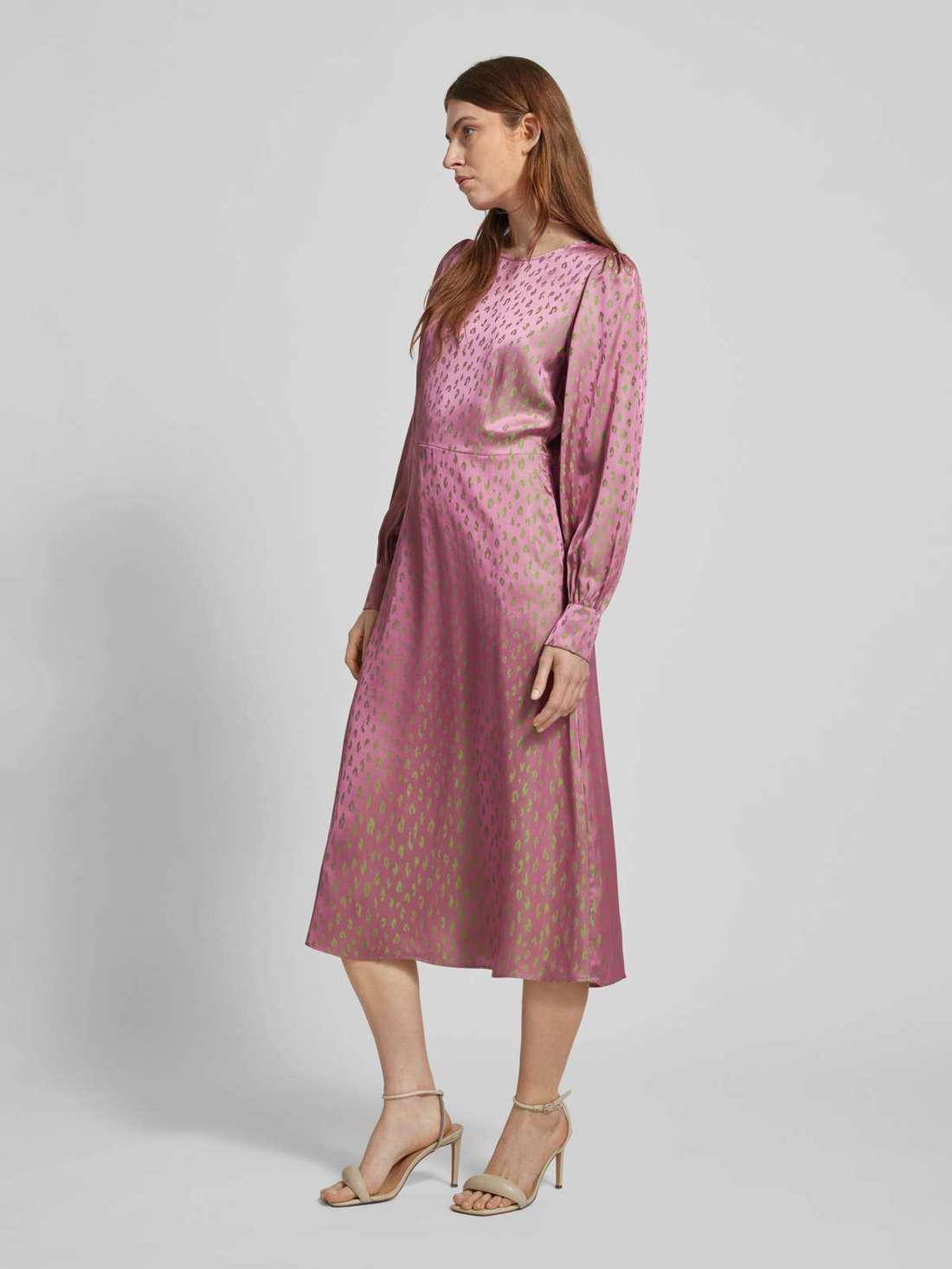Платье миди с узором по всей поверхности