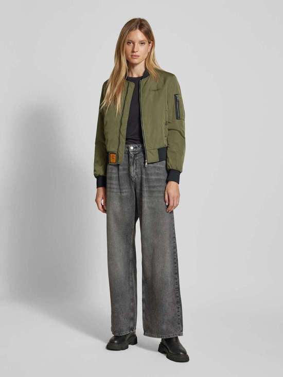 Куртка-бомбер с отстрочкой-лейблом