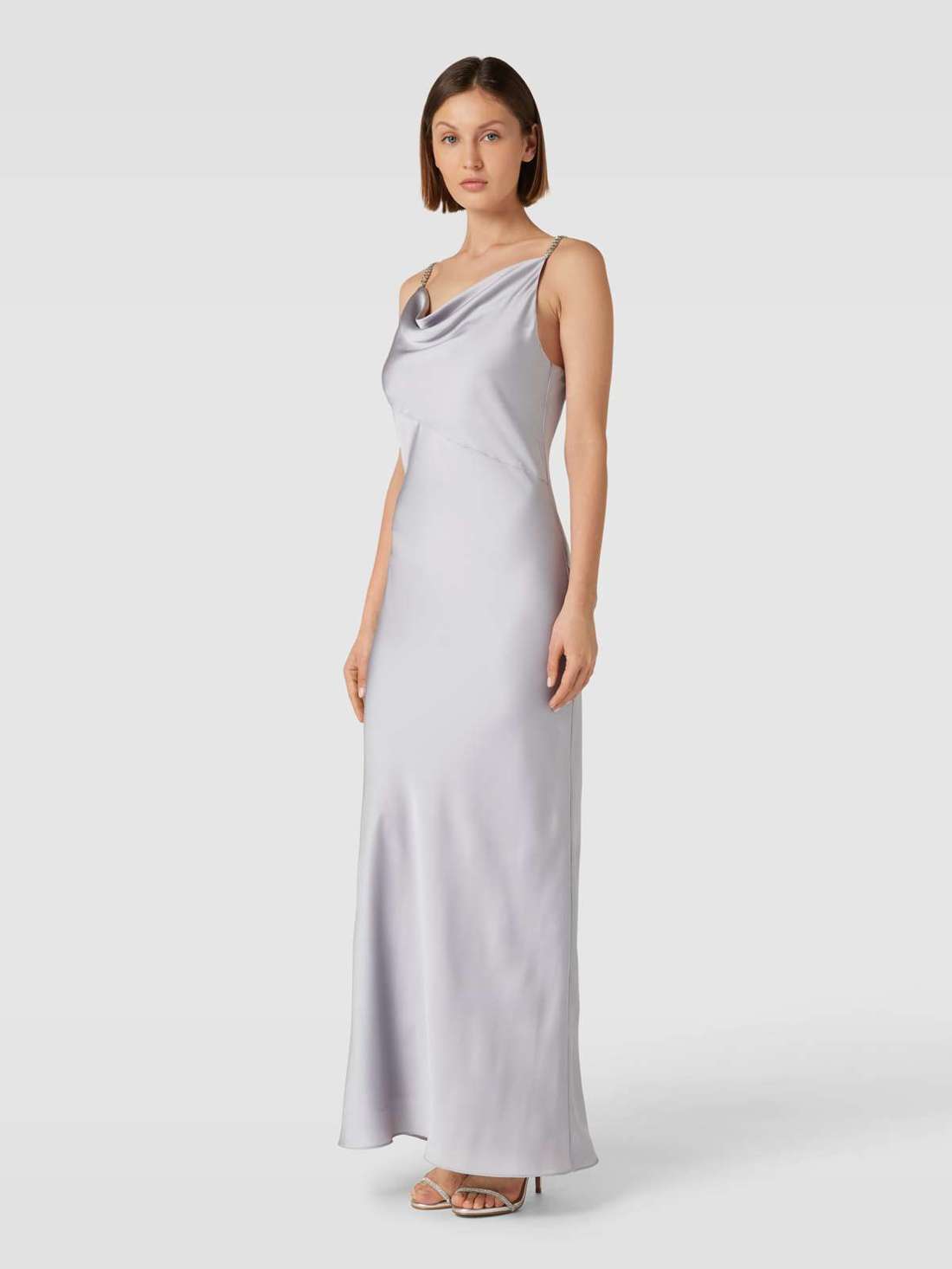 Вечернее платье с воротником-хомутом