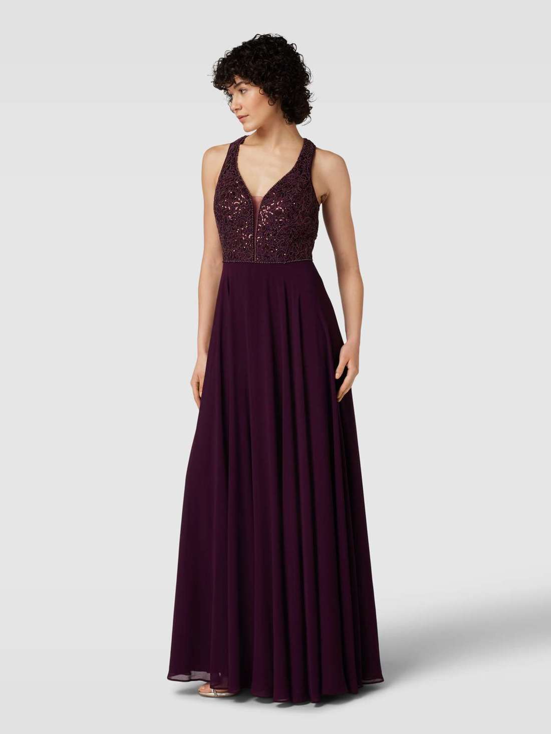 Вечернее платье с декоративной отделкой