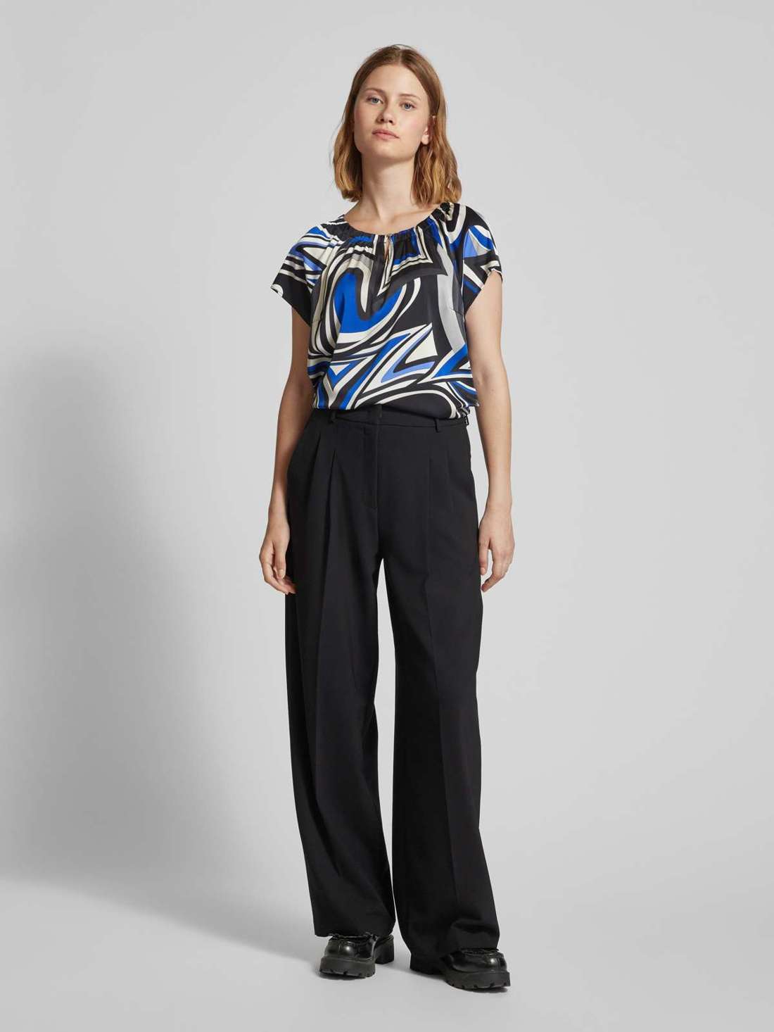 Блузка с вырезом «капля»