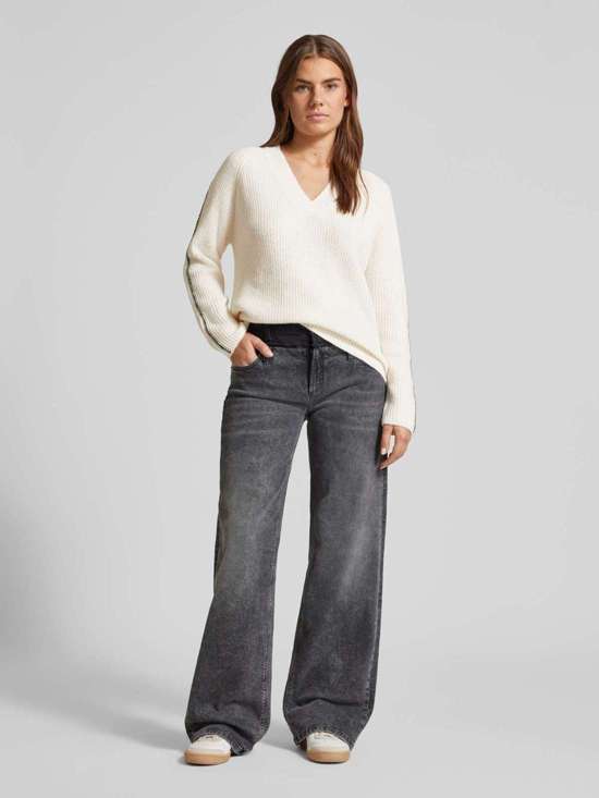 Трикотажный свитер обычного кроя с V-образным вырезом и контрастными деталями