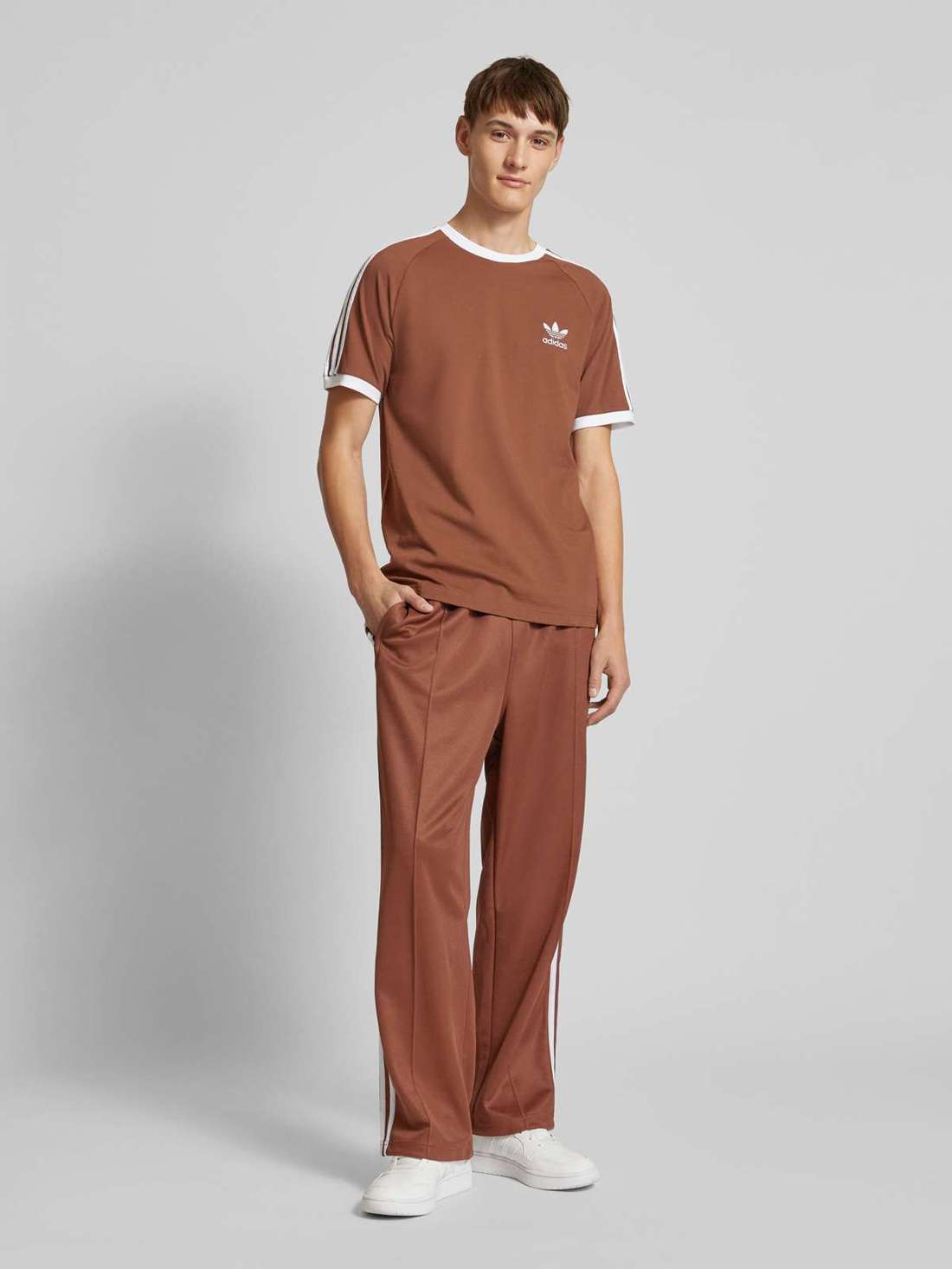 Футболка с вышивкой логотипа