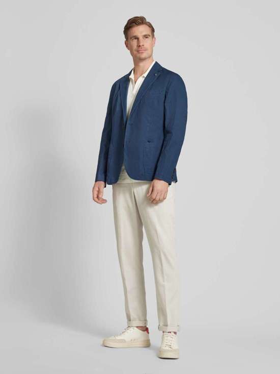 Куртка на двух пуговицах с боковыми карманами