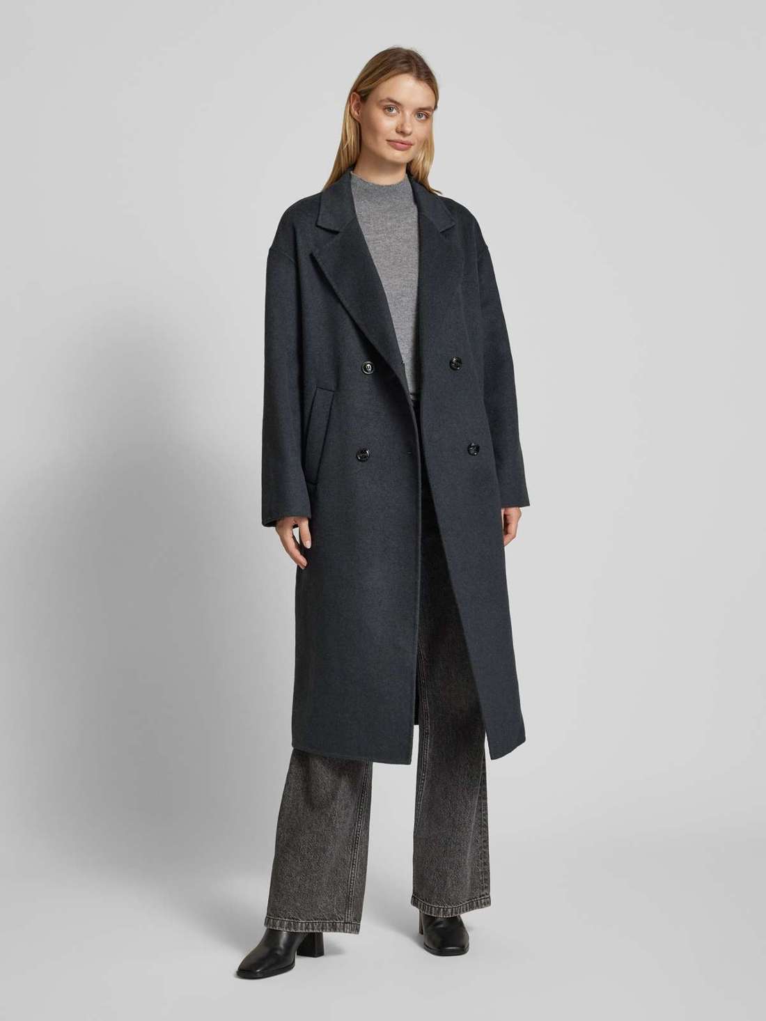 Пальто с двубортной планкой на пуговицах