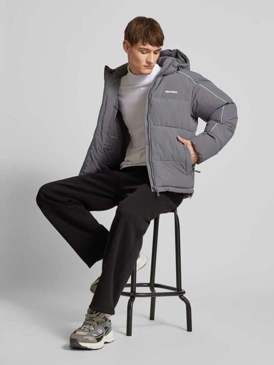 Куртка с карманами на молнии и этикеткой