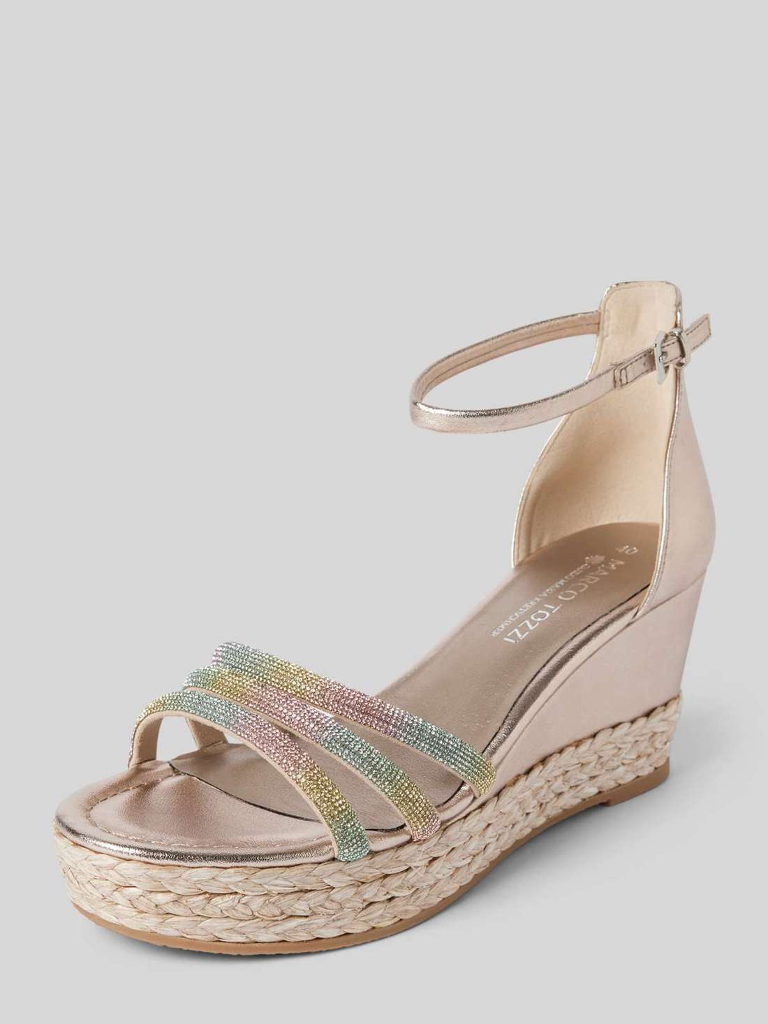 Босоножки на танкетке