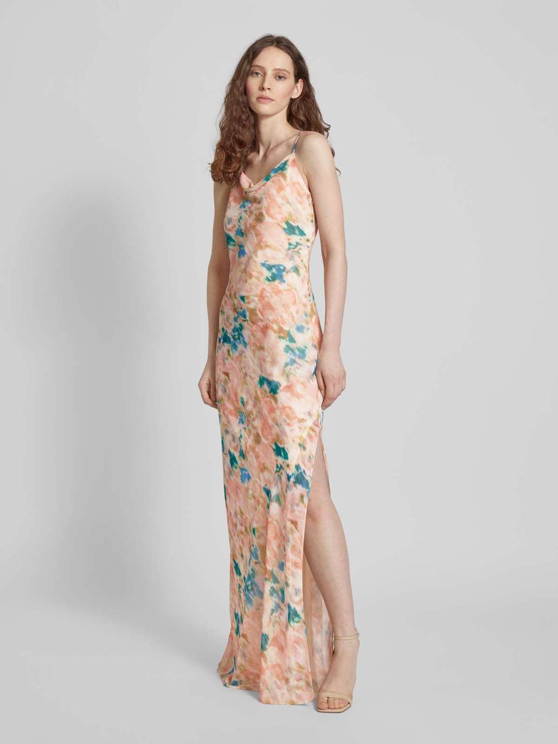 Вечернее платье с узором по всей поверхности и бретельками-спагетти