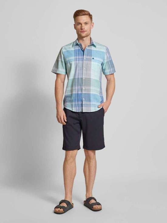 Повседневная рубашка стандартного кроя с нагрудным карманом