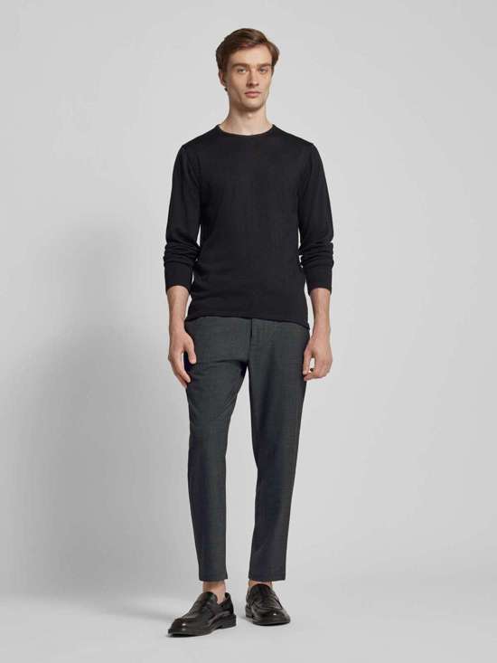 Брюки зауженного кроя с задними карманами