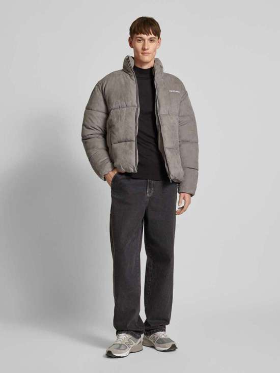 Стеганая куртка из велюра с пришивкой этикетки