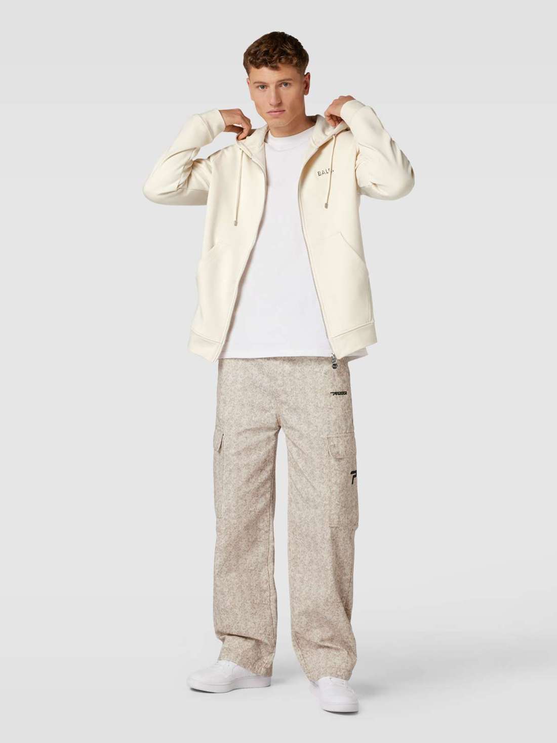 Толстовка стандартного кроя на молнии