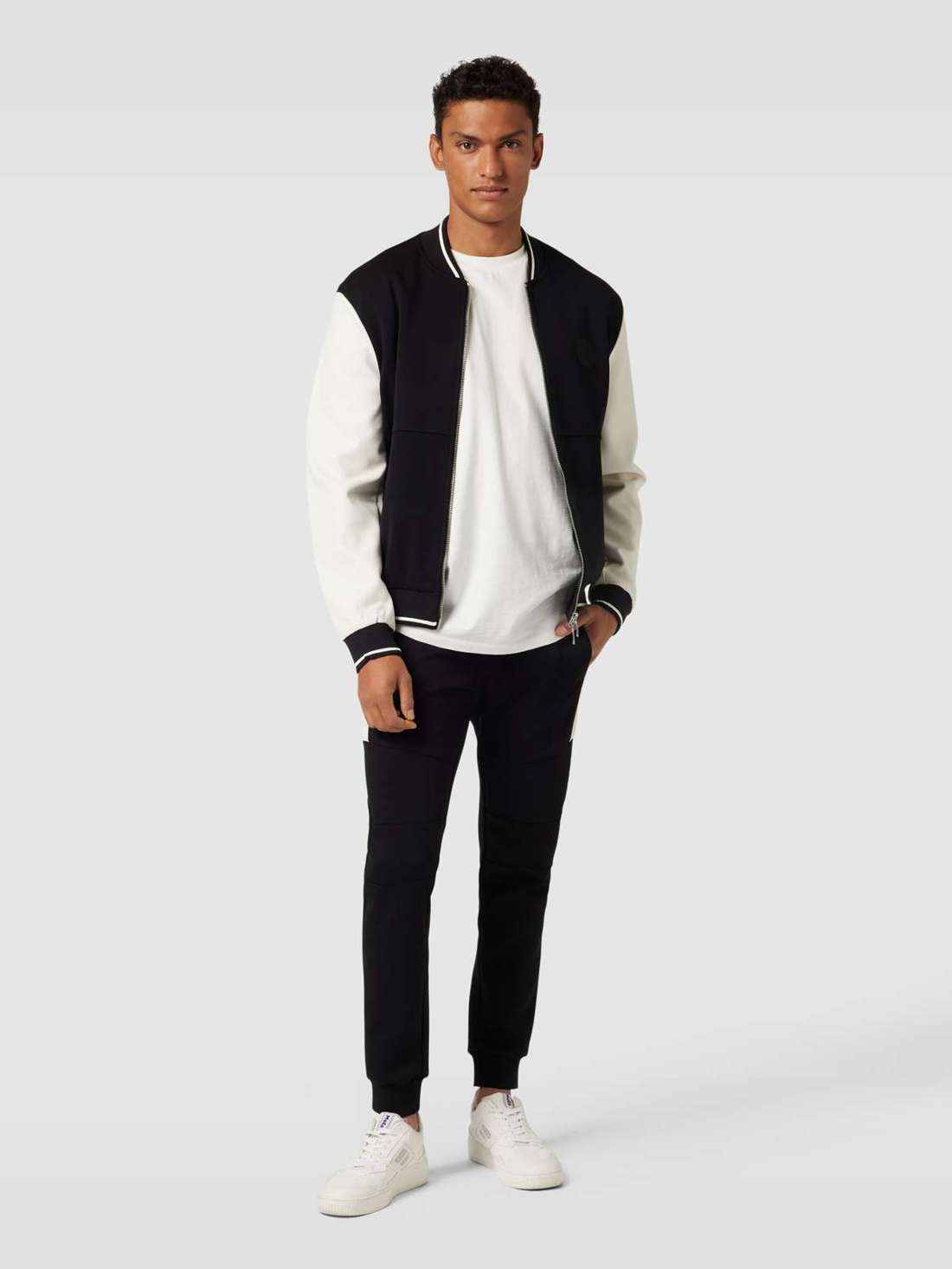 Спортивные штаны с декоративными швами