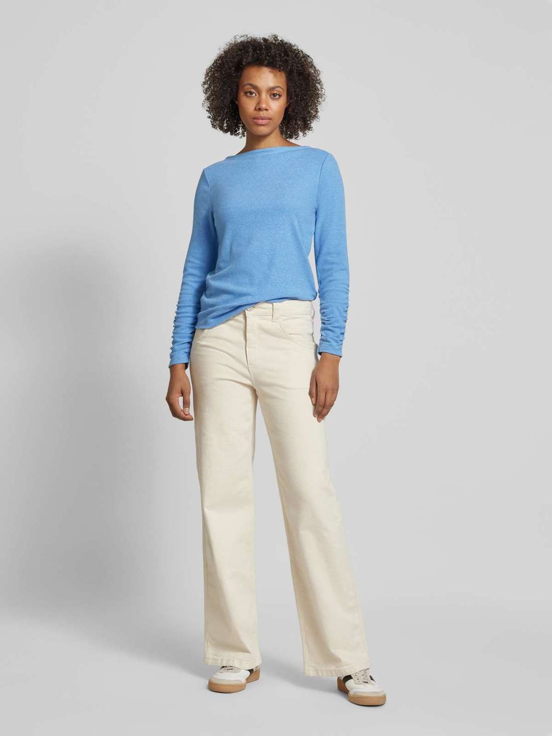 Приталенная рубашка с длинными рукавами и вырезом-лодочкой