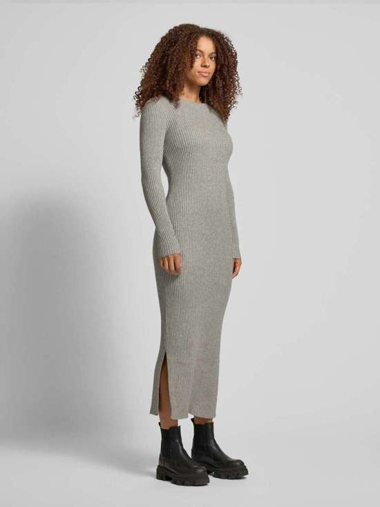 Трикотажное платье макси с вырезом лодочкой