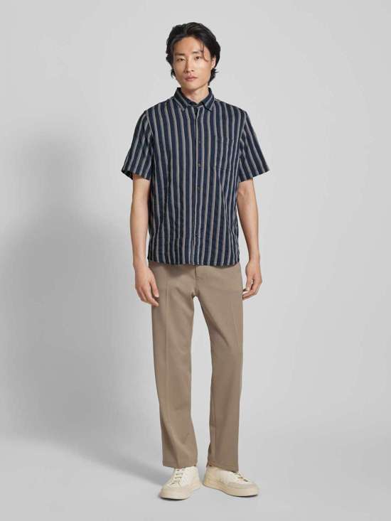 Повседневная рубашка стандартного кроя с вышитыми лейблами