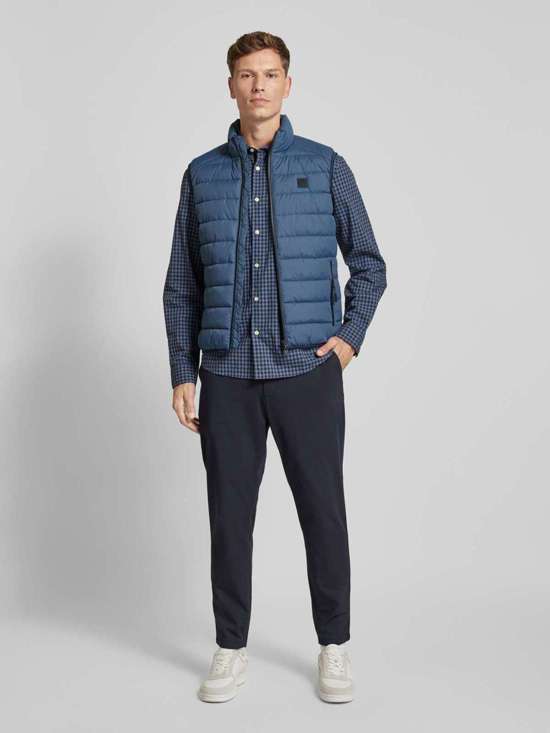 Стеганый жилет со значком-лейблом