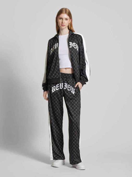 Толстовка с нашивками-лейблами