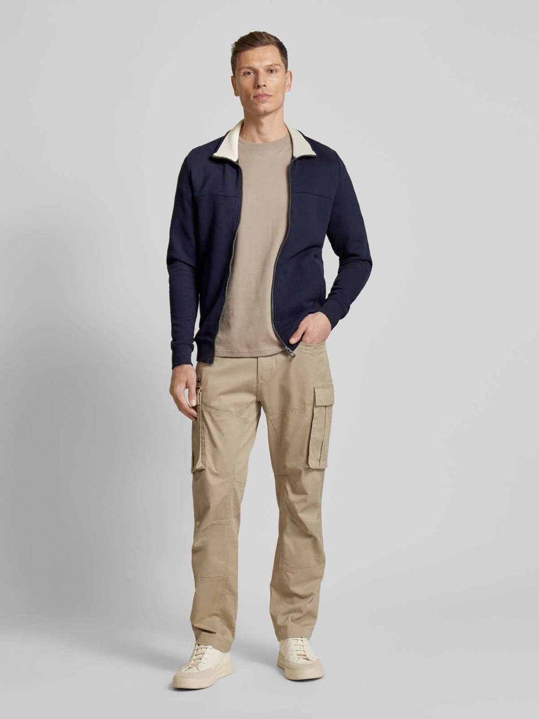 Толстовка однотонного дизайна на молнии