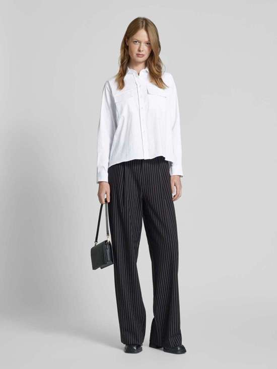 Блузка-рубашка стандартного кроя с нагрудными карманами с клапанами