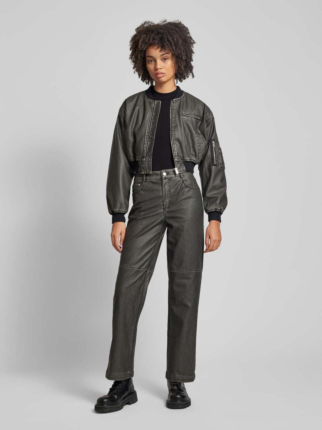 Майка узкого кроя с воротником-стойкой