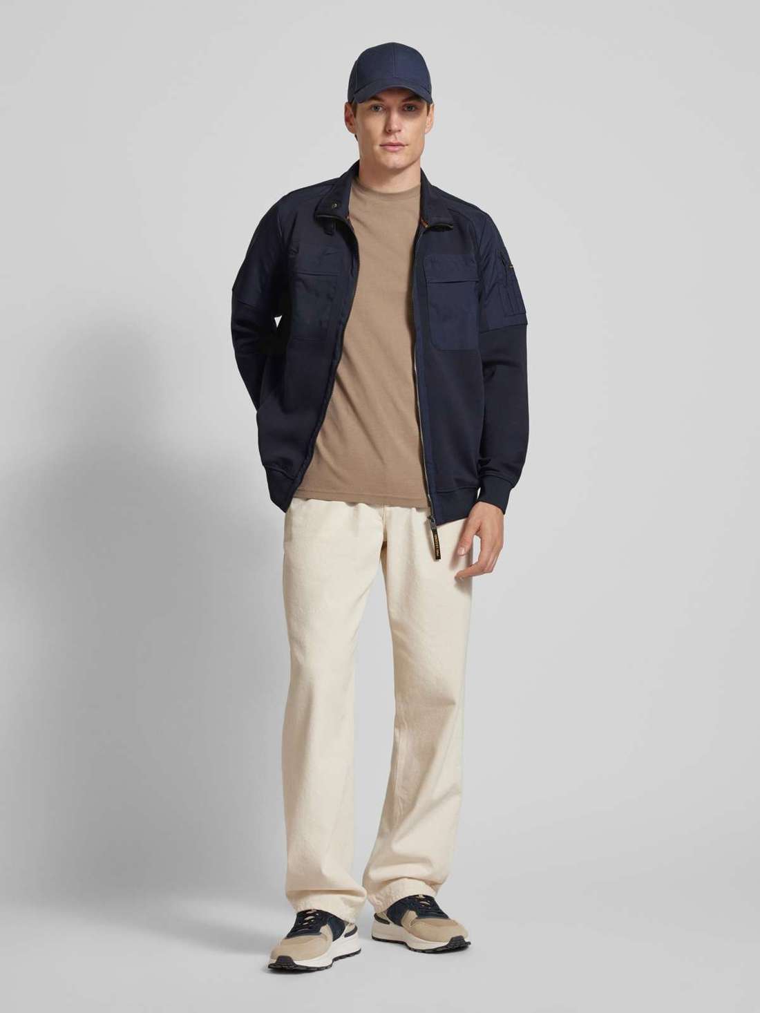 Толстовка с нагрудными карманами с клапанами