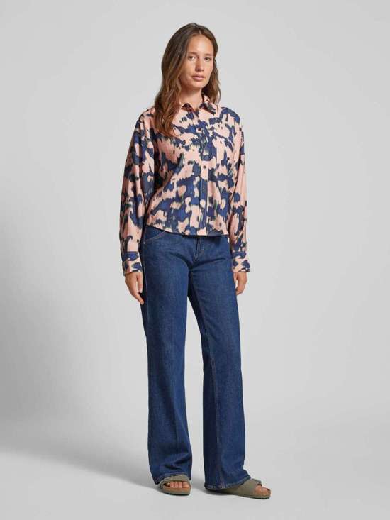 Блузка-рубашка с декоративными швами