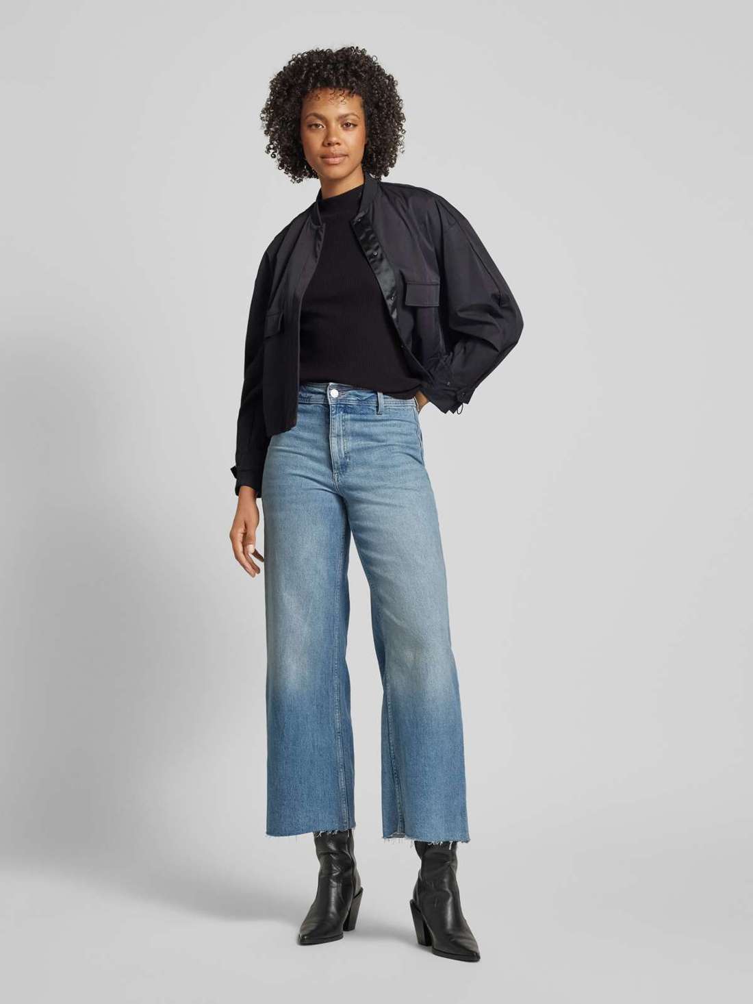 Футболка с воротником стойкой