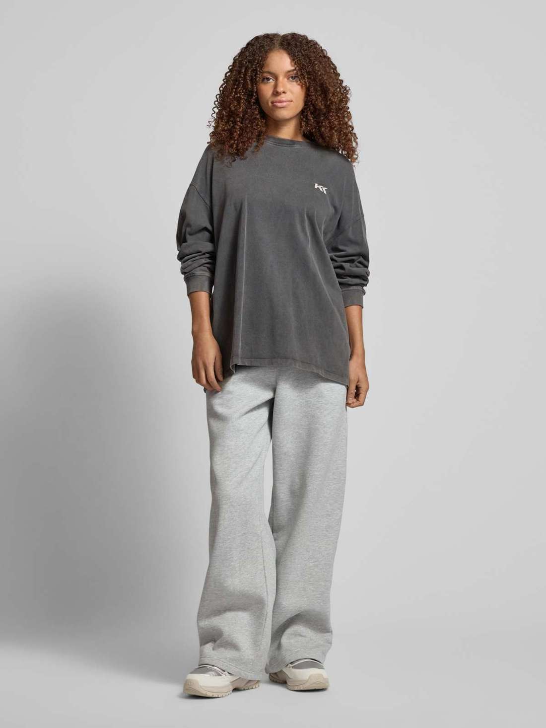 Широкие спортивные штаны с эластичным поясом