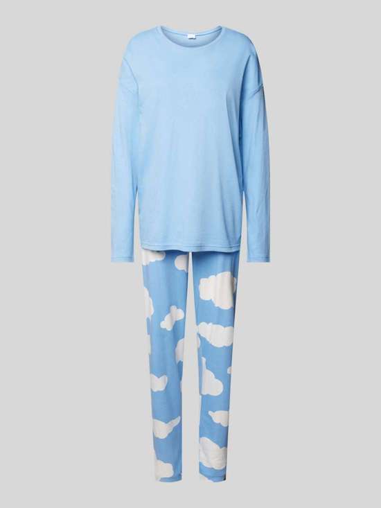 Пижама со спущенными плечами