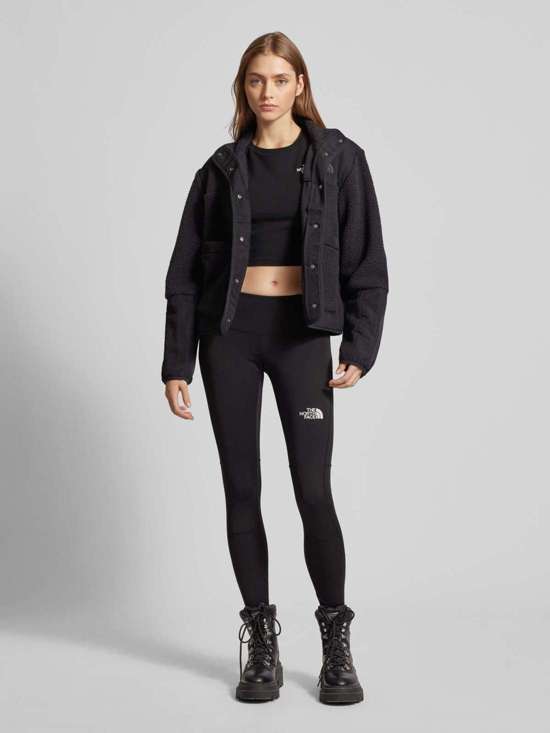 Укороченная футболка с вышивкой этикеток