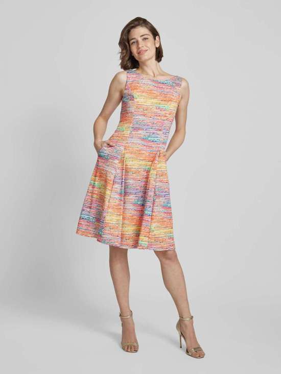 Коктейльное платье длиной до колена с принтом по всей поверхности