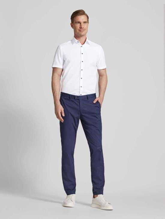 Деловая рубашка обычного кроя простого дизайна