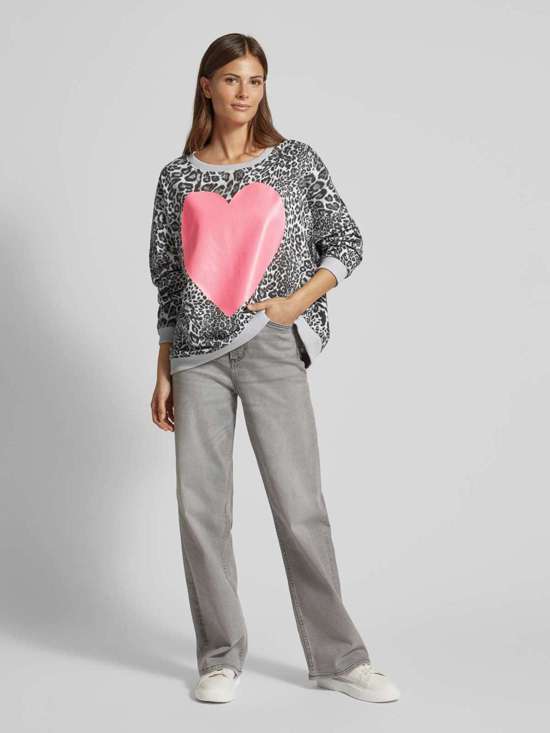 Толстовка с мотивным принтом