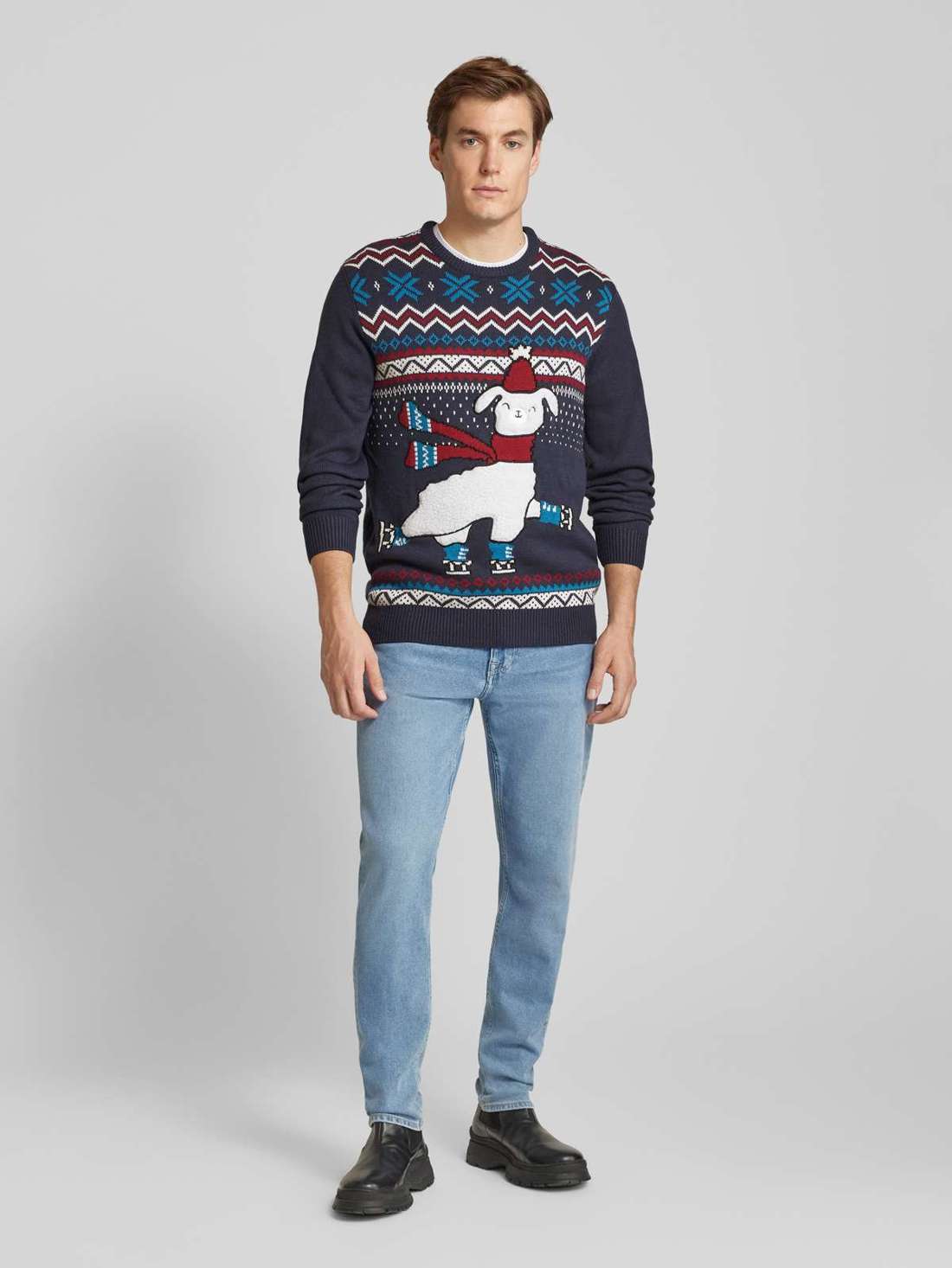 Вязаный свитер с круглым вырезом