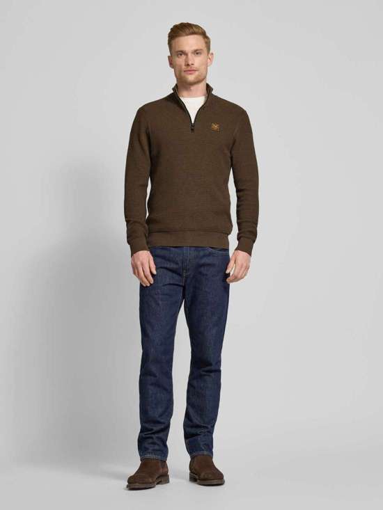 Вязаный свитер с деталью-лейблом