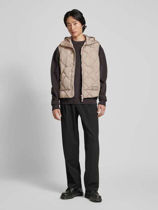 Стеганый жилет с капюшоном