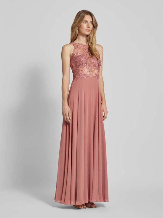 Вечернее платье с кружевной отделкой